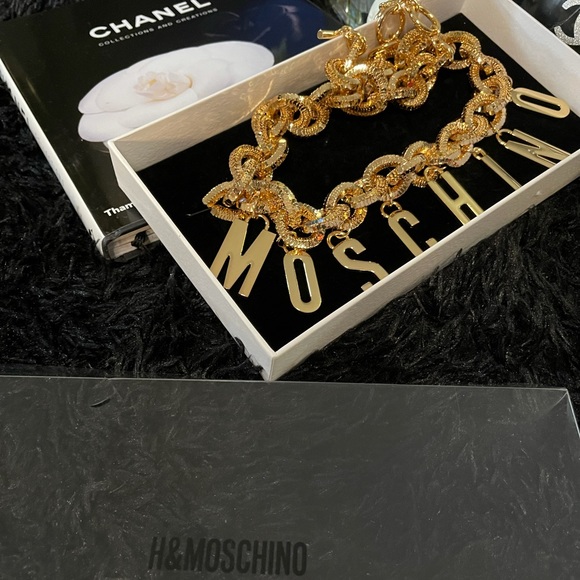 Moschino x H&M Gold Pleated Logo Lettering Belt - Picture 5 of 11